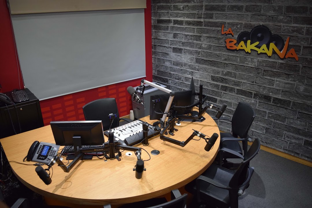 LA BAKANA 105.7 FM