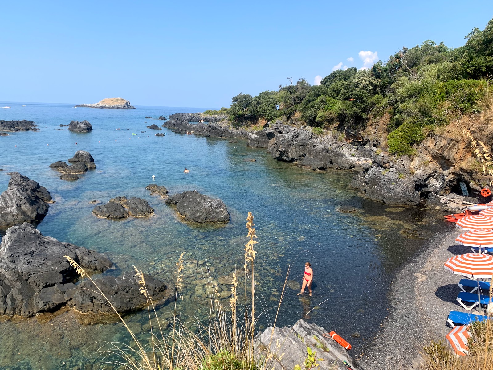 Fotografie cu Spiaggia Illicini cu o suprafață de teren stâncos