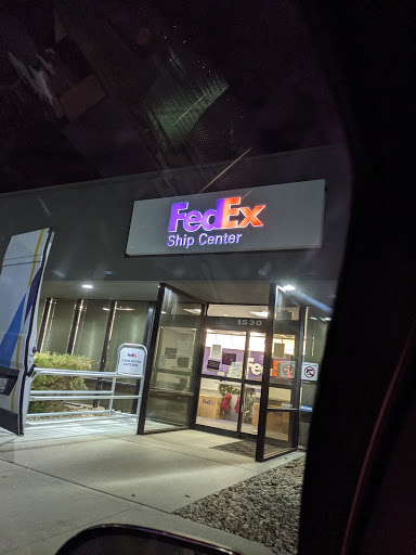 Shipping and Mailing Service «FedEx Ship Center», reviews and photos, 1530 S Hoover Rd, Wichita, KS 67209, USA