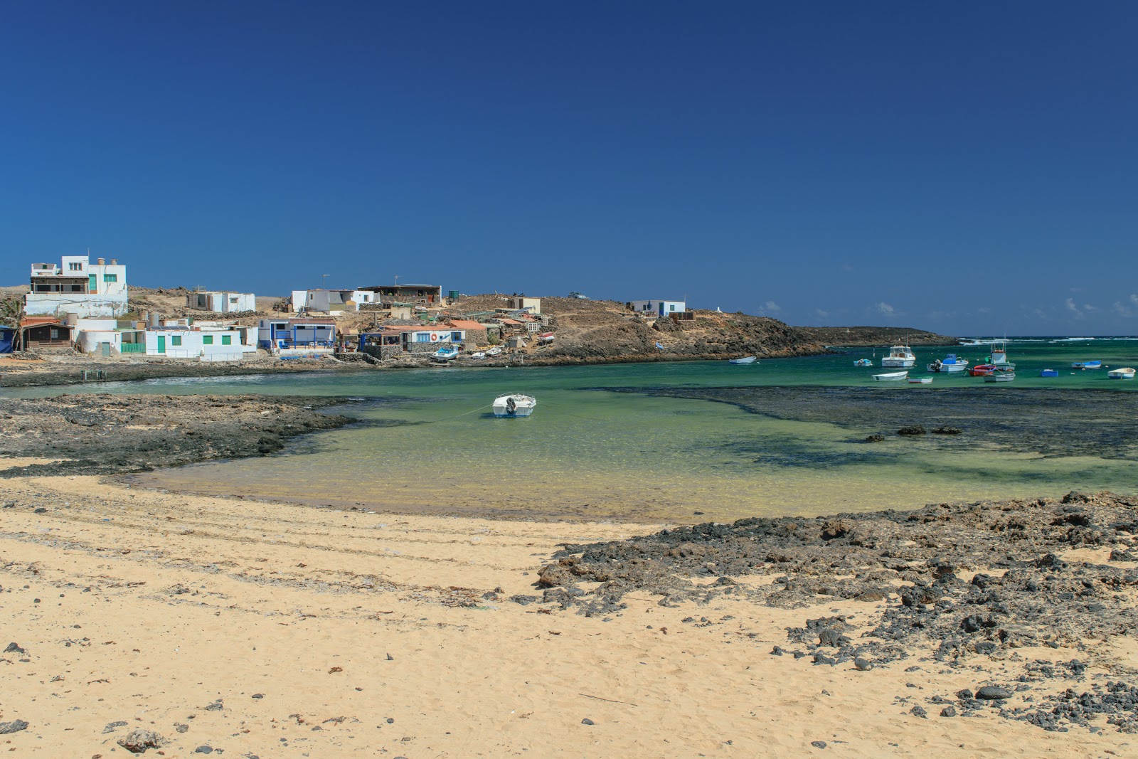 Foto de Playa El Majanicho con arena beige y rocas superficie