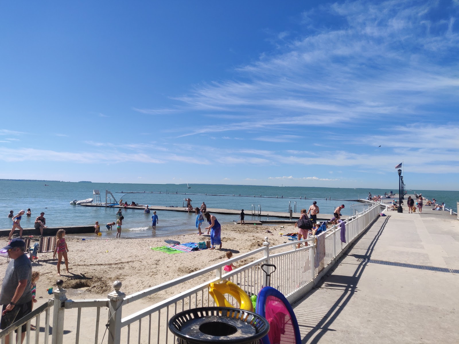Fotografie cu Lakeside Beach cu o suprafață de nisip beige