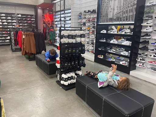 Shoe Store «Shoe Palace», reviews and photos, 8155 Camino Arroyo #13, Gilroy, CA 95020, USA