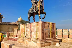 Maharaja Surajmal Statue image