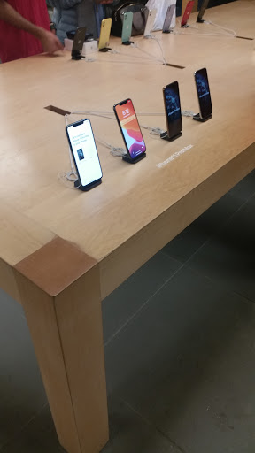 Computer Store «Apple Suburban Square», reviews and photos, 61 Saint James Pl, Ardmore, PA 19003, USA