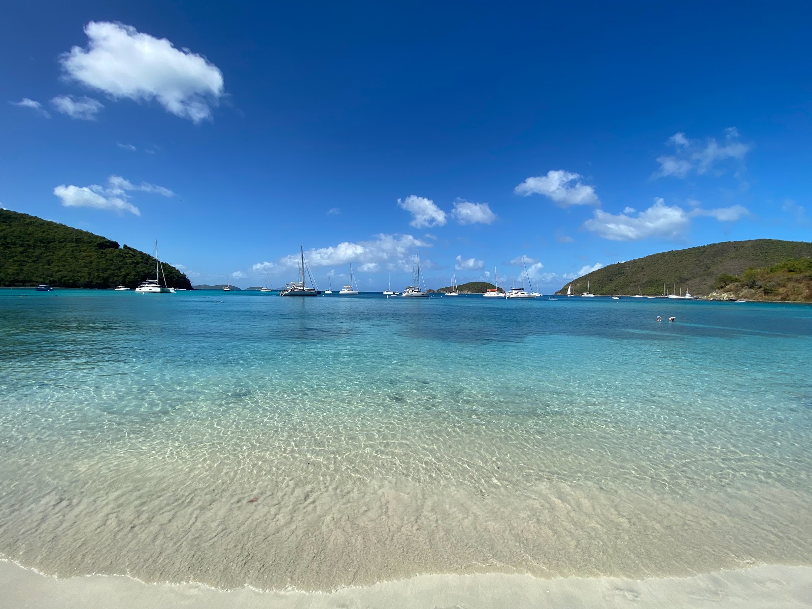 Foto von Strand von Maho Bay und die siedlung