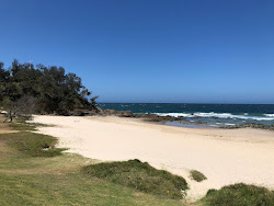Foto di Oxley Beach circondato da montagne