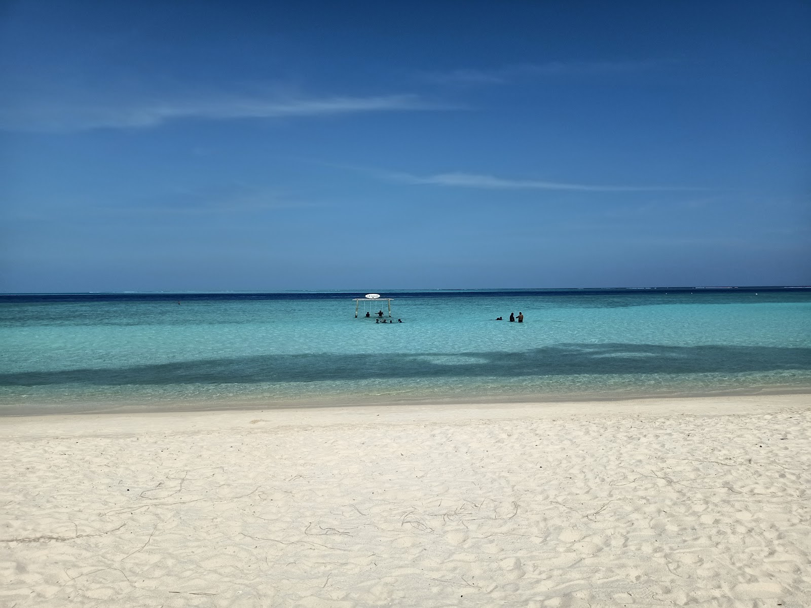 Gulhi Beach'in fotoğrafı turkuaz saf su yüzey ile