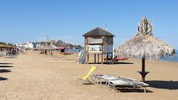 Foto di Spiaggia di Castello circondato da montagne