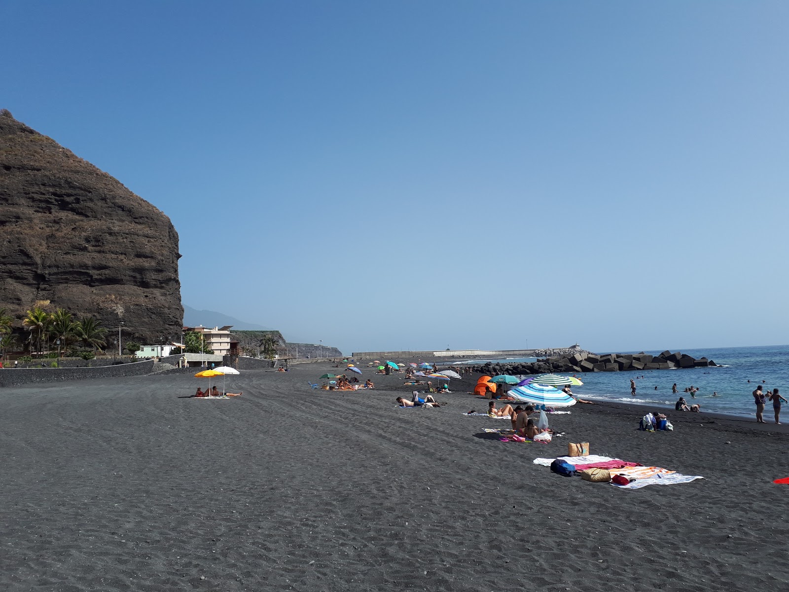 Foto de Puerto de Tazacorte rodeado por montanhas