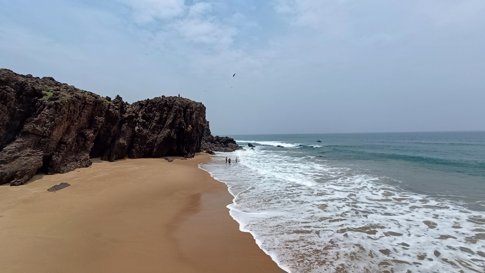 Φωτογραφία του Revupolavaram Beach με μακρά ευθεία ακτή