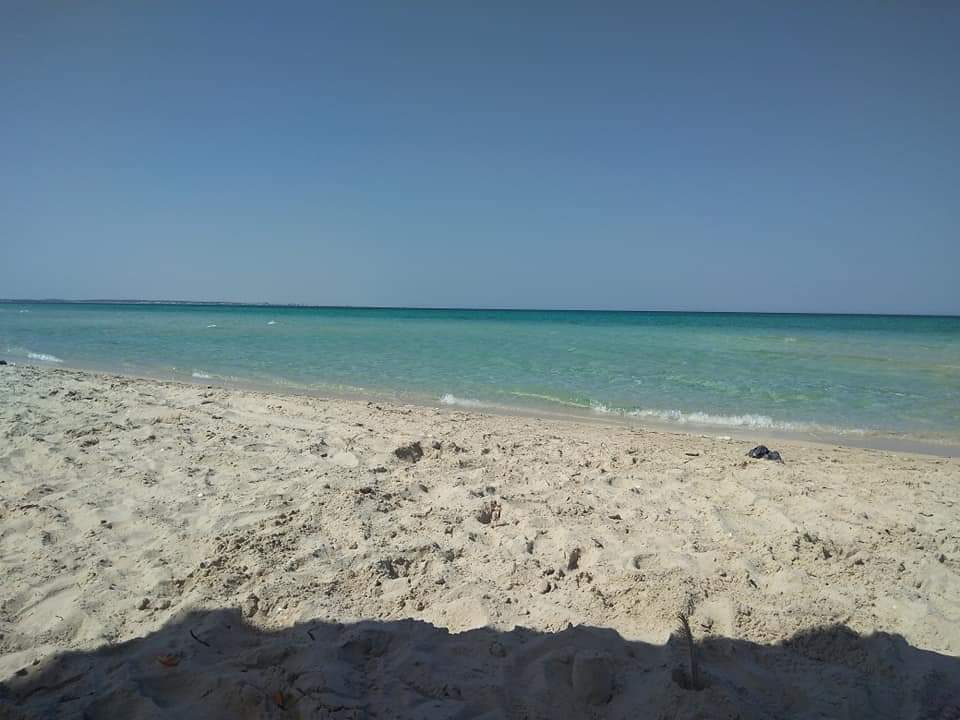 Φωτογραφία του Ghabana beach με άσπρη άμμος επιφάνεια
