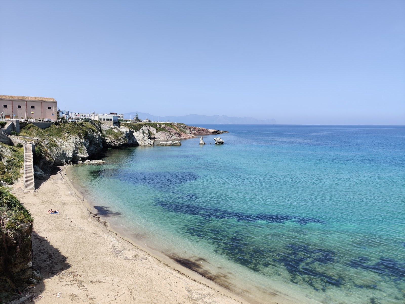 Valokuva Spiaggia La Praiolaista. mukavuudet alueella