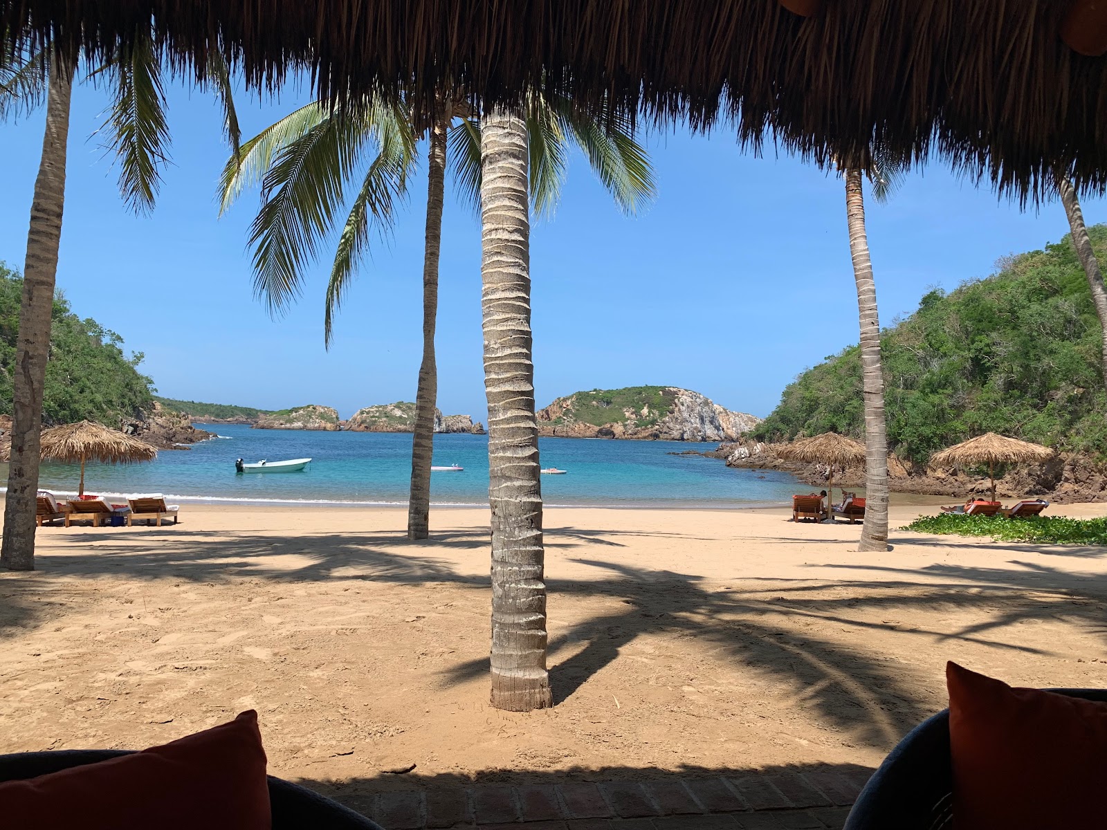 Foto di Caleta Blanca beach con una superficie del sabbia beige