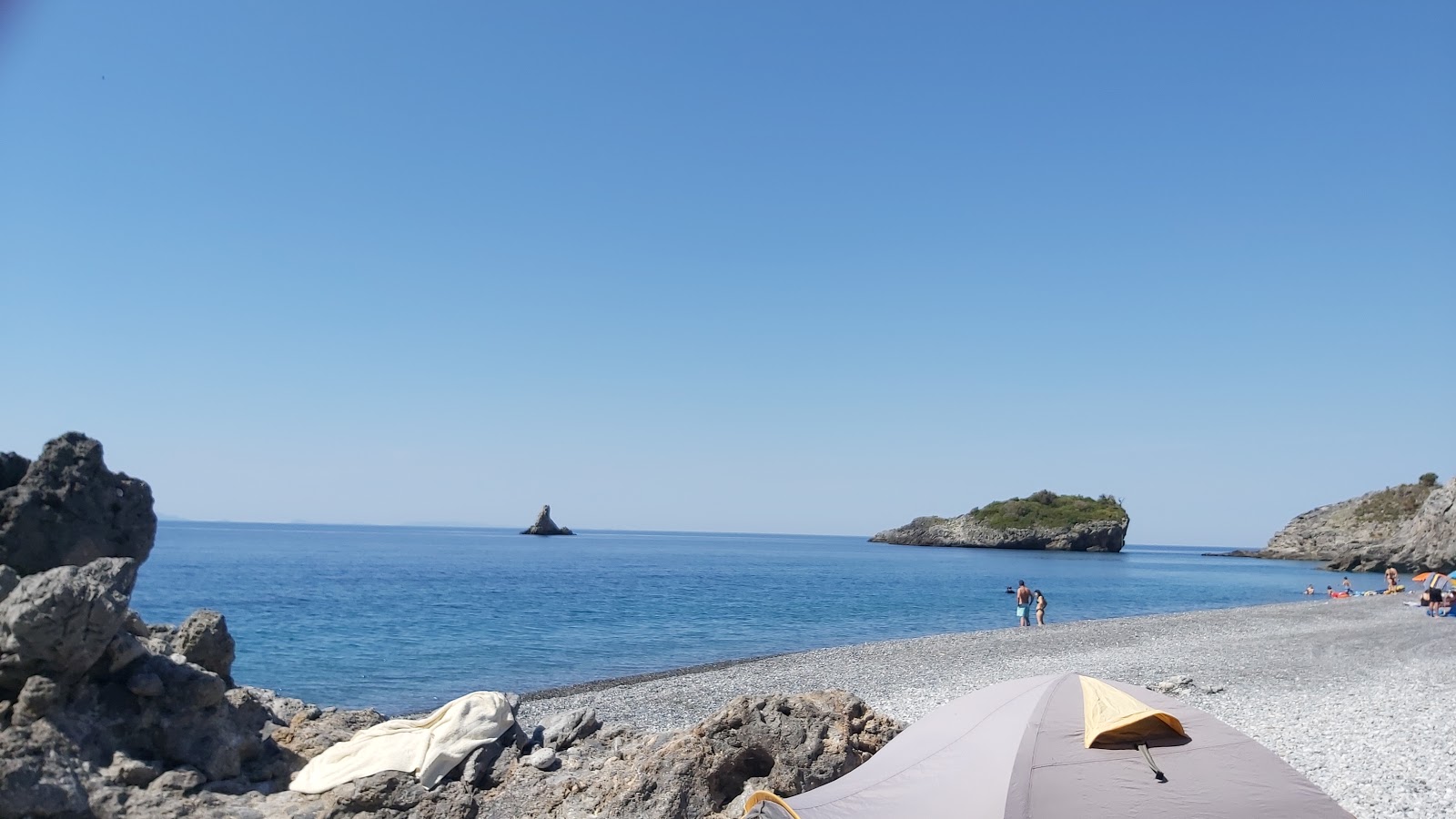 Foto de Kokkinia beach rodeado de montañas