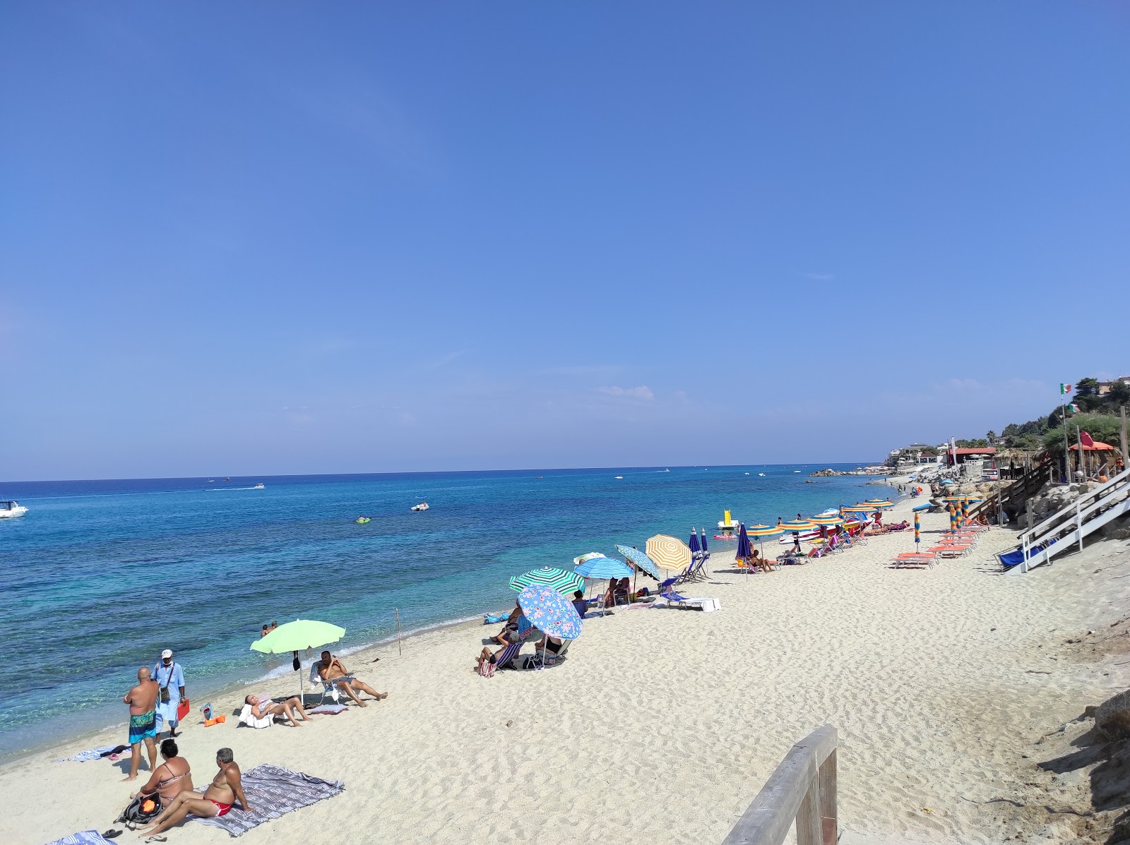 Fotografija Spiaggia Tono z modra voda površino