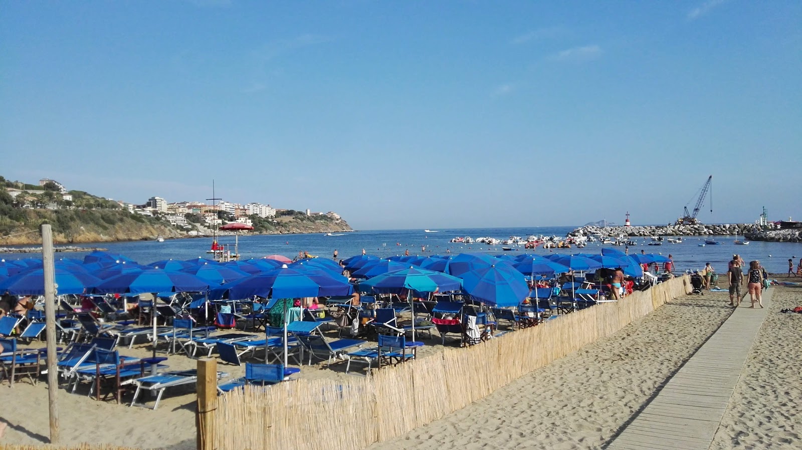 Foto de Spiaggia Salivoli área de complejo turístico de playa