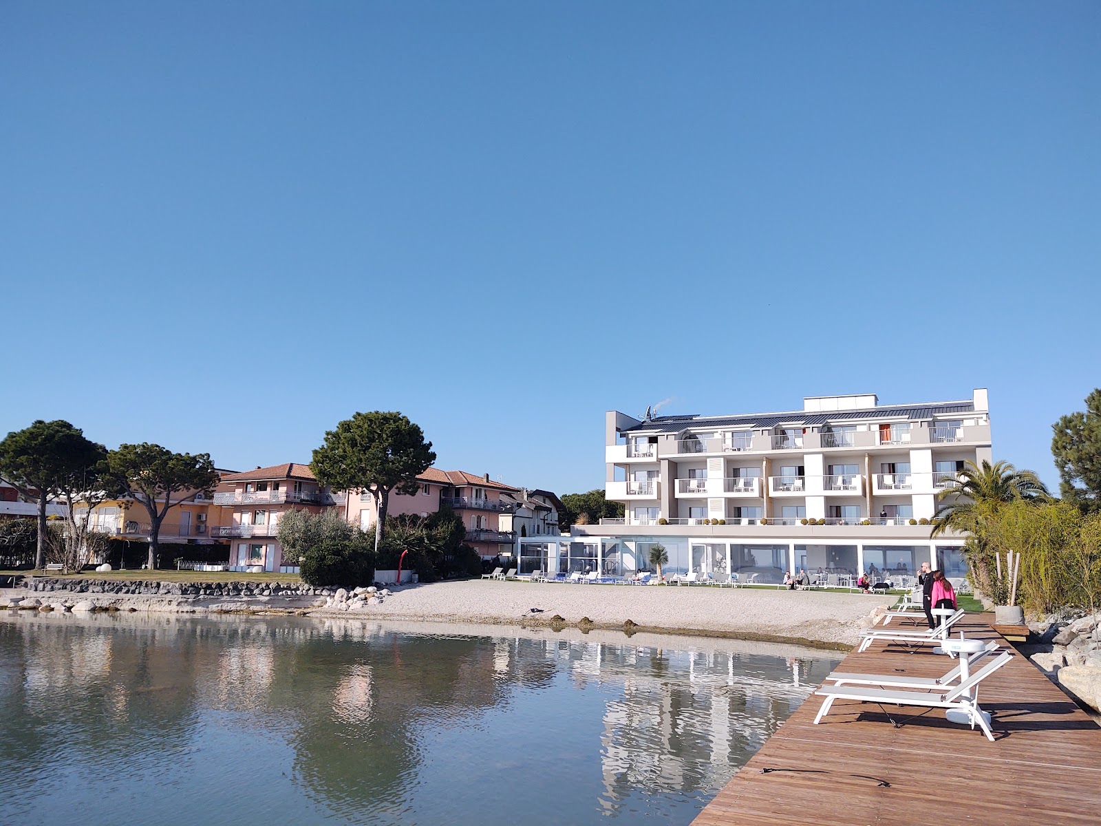 Valokuva Spiaggia di Ocelle Sirmioneista. pinnalla harmaa hieno pikkukivi:n kanssa
