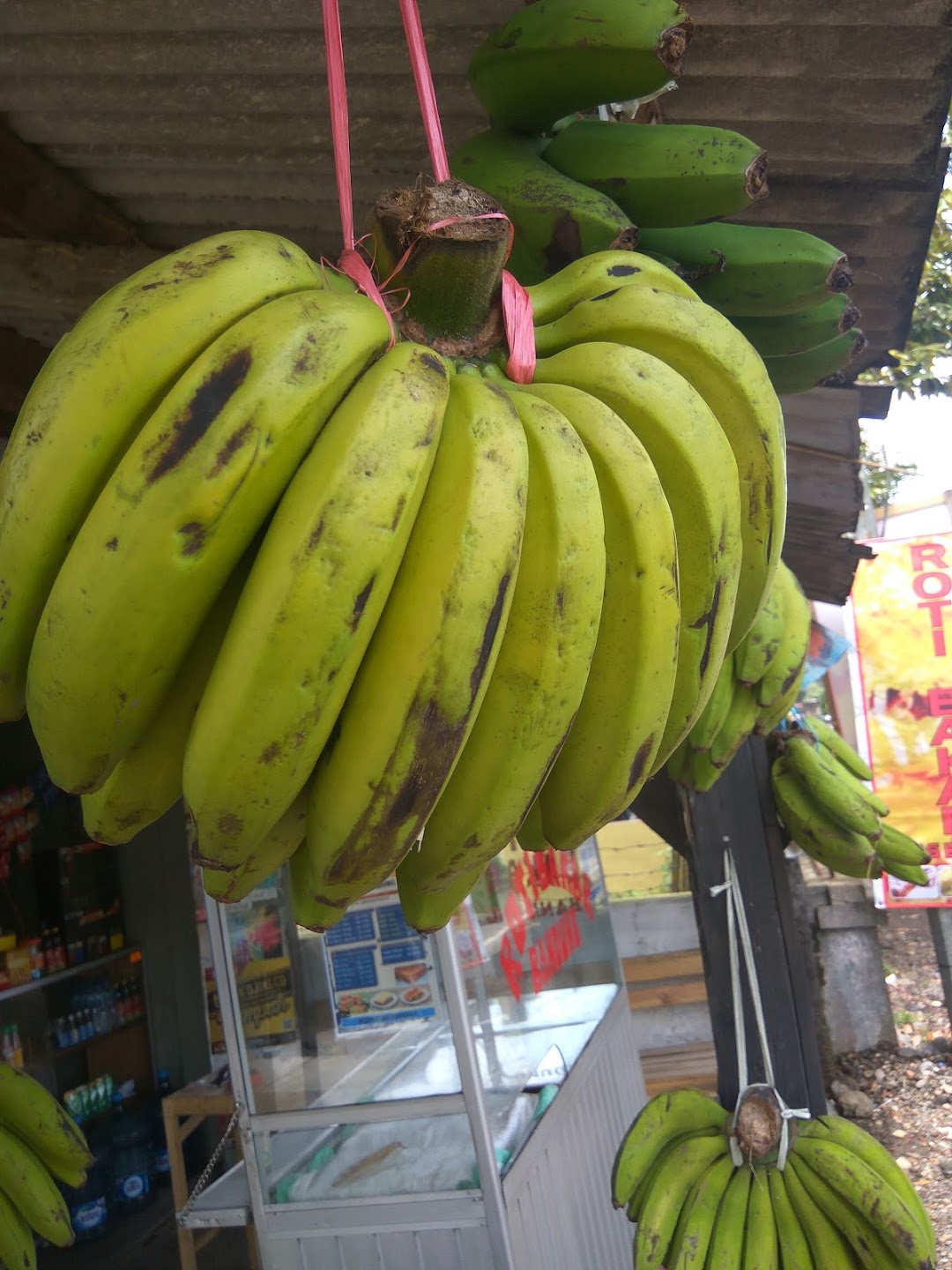 Kios pisang ,ubi,dan hasil bumi lain Saaya aya