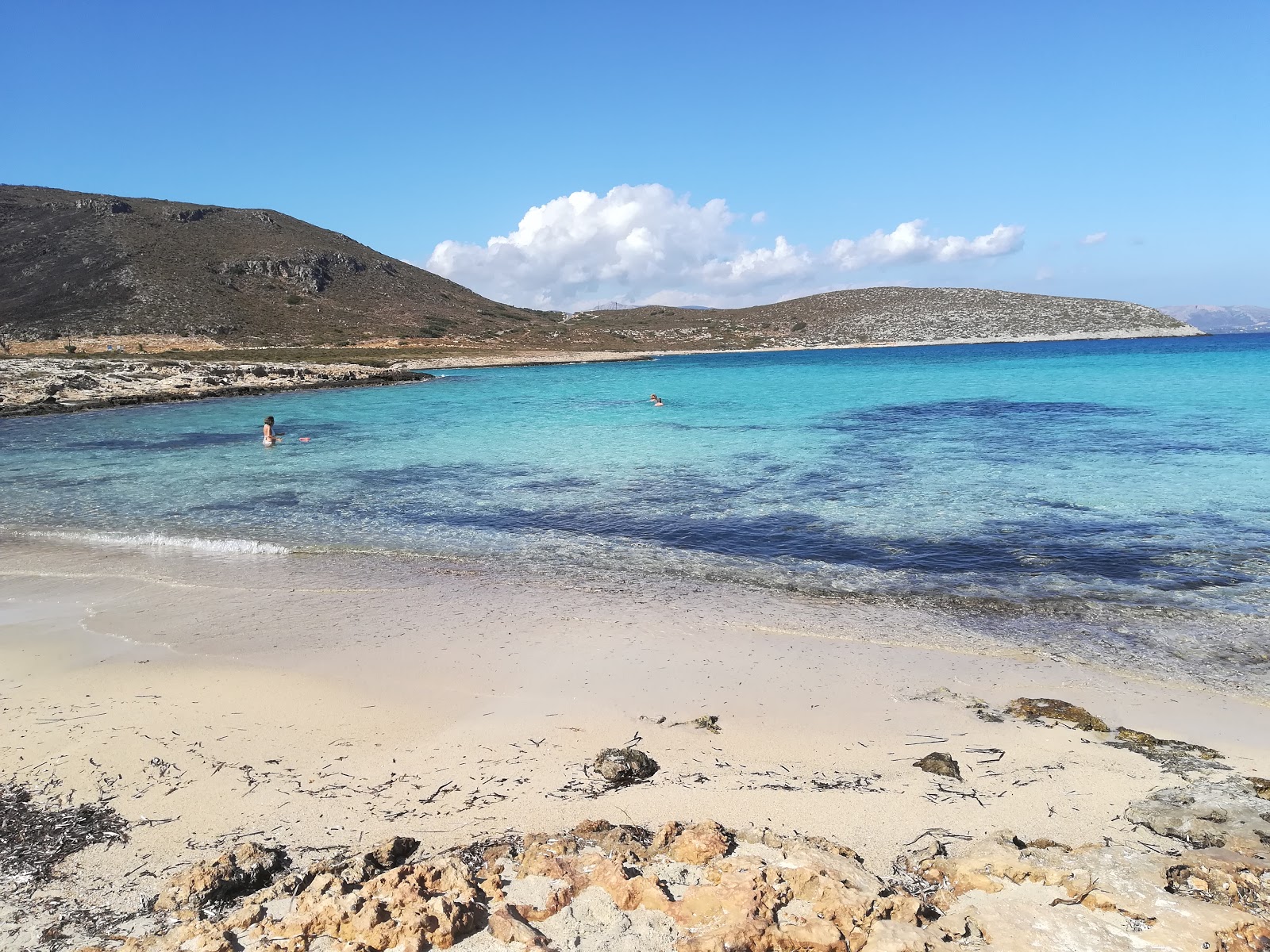 Lefki beach'in fotoğrafı turkuaz saf su yüzey ile