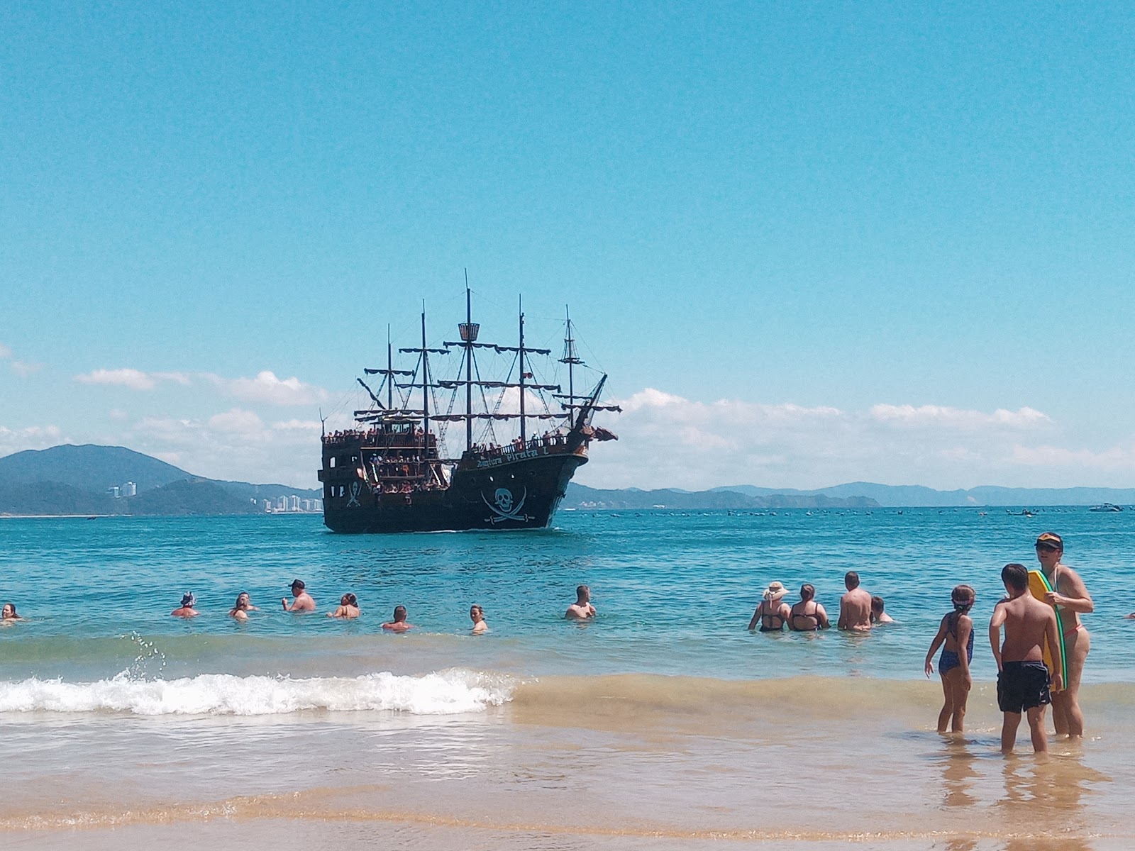 Praia das Laranjeiras'in fotoğrafı uçurumlarla desteklenmiş