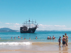 Photo de Praia das Laranjeiras protégé par des falaises
