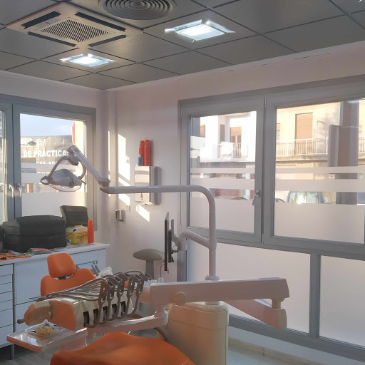 Clínica Dental María Viñes en La Pobla de Vallbona, Valencia