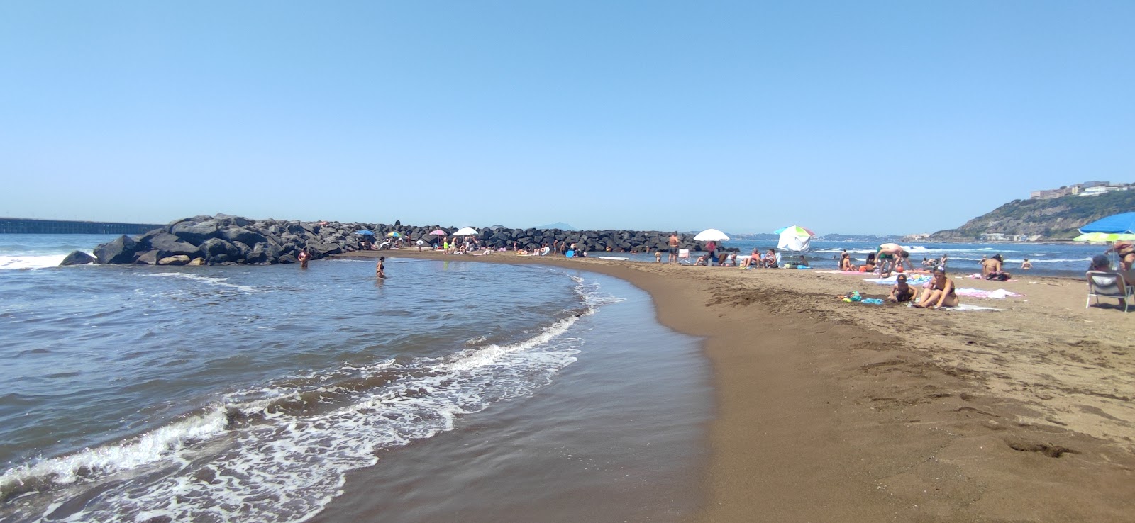 Fotografija Spiaggia di Bagnoli z svetel pesek površino