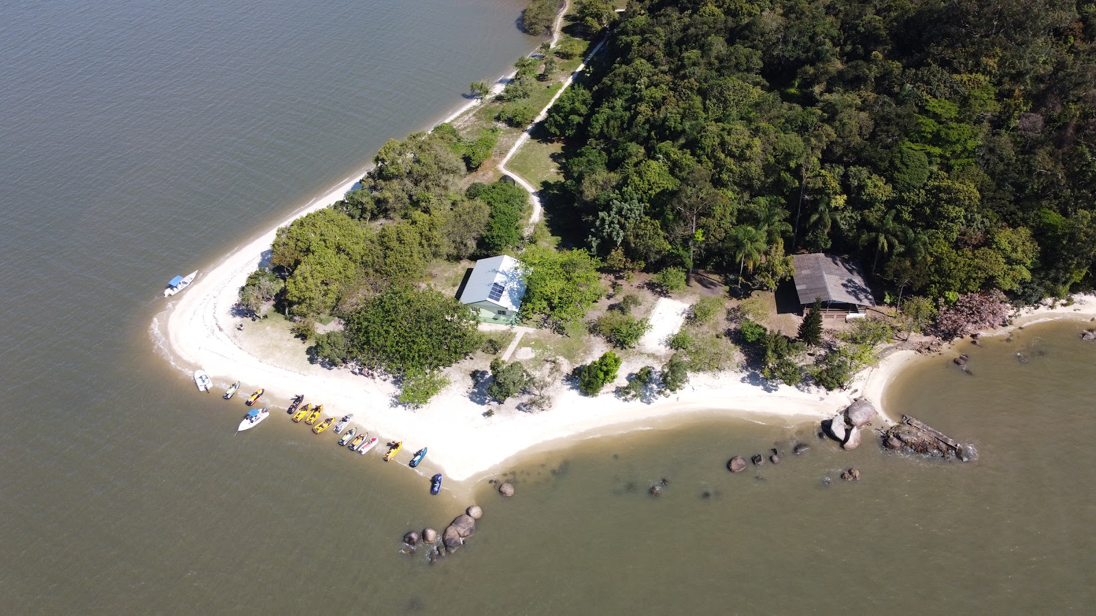Foto von Ilha das Flores Beach wilde gegend