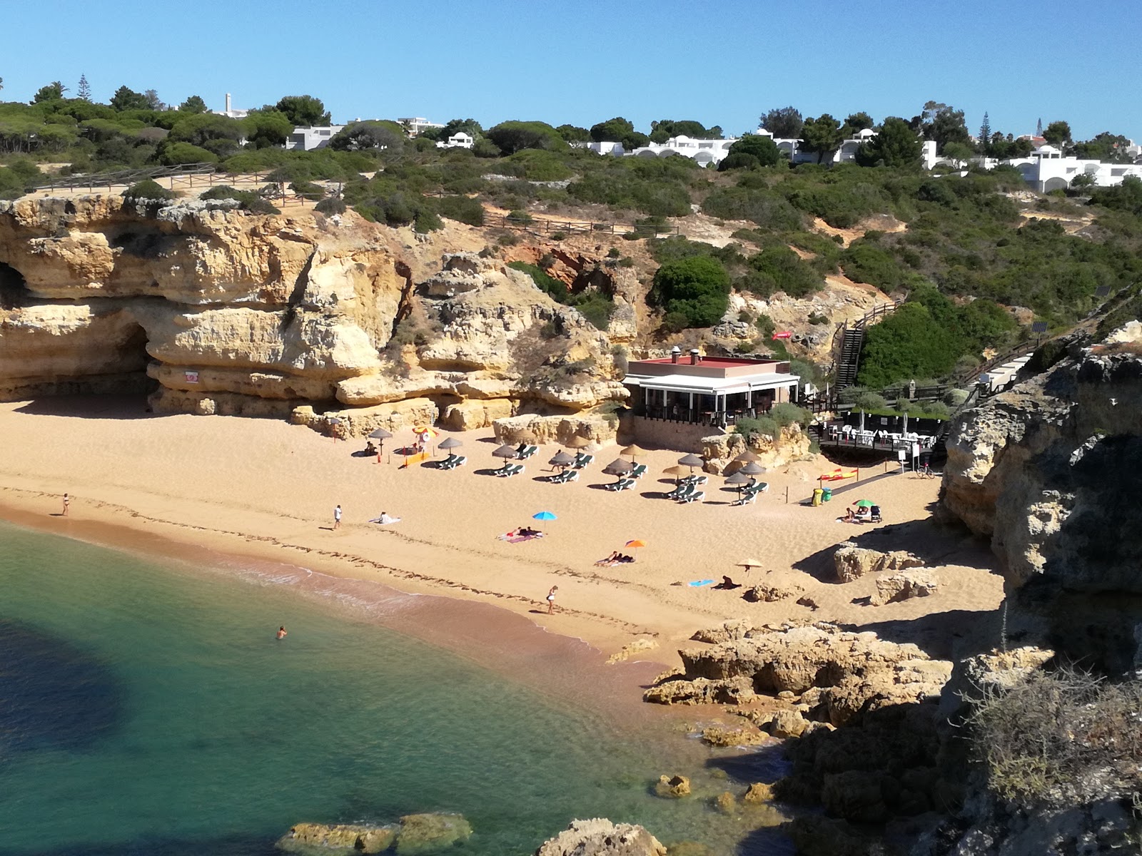 Foto von Praia da Coelha mit sehr sauber Sauberkeitsgrad