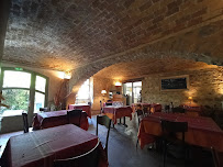 Atmosphère du Restaurant français Restaurant La Fontaine à Cliousclat - n°9