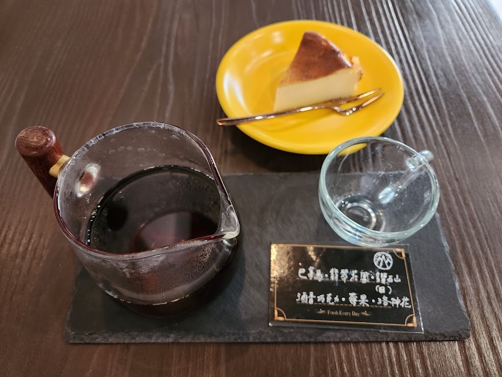 墨門珈琲 Moment Coffee 咖啡 咖啡豆 手沖 甜點 甜品 美食 下午茶 飲料 精品咖啡 烘豆 自烘巧克力 巴斯克 烤布蕾 磅蛋糕 手工餅乾 乳酪蛋糕 的照片