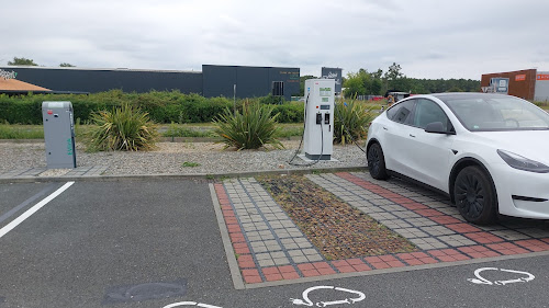 Borne de recharge de véhicules électriques Lidl Charging Station Saint-Jean-d'Illac