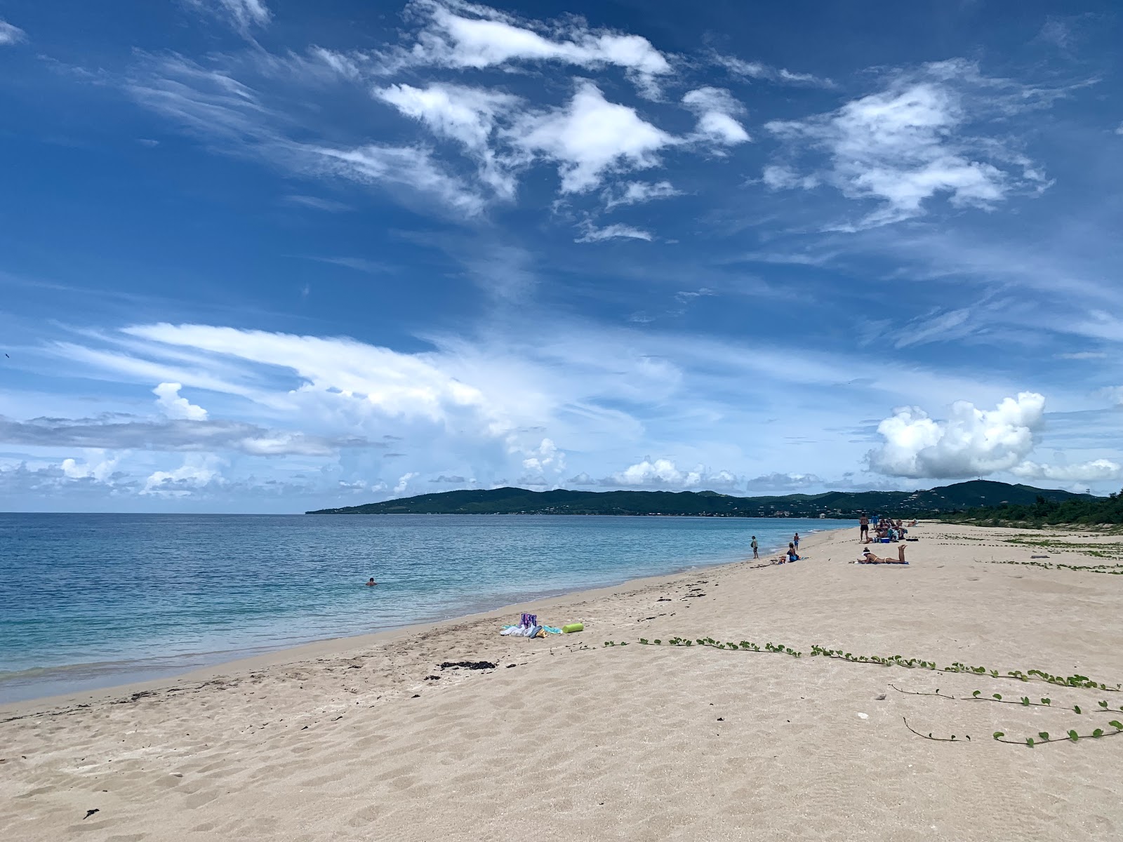 Foto de Sandy Point beach - lugar popular entre os apreciadores de relaxamento