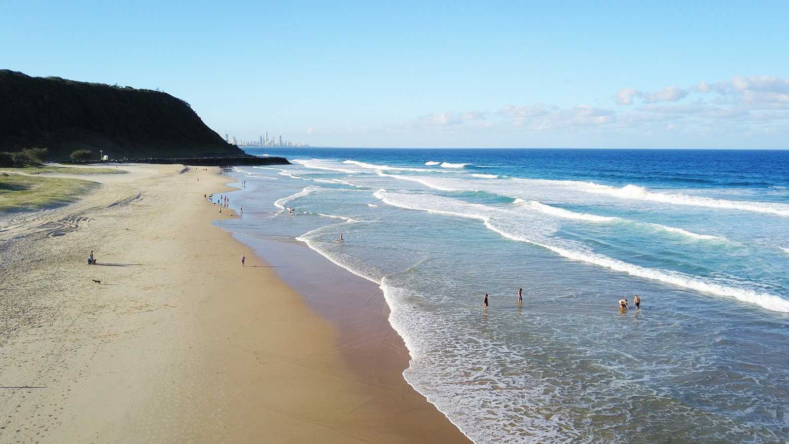 Foto af Tallebudgera Beach med lang lige kyst