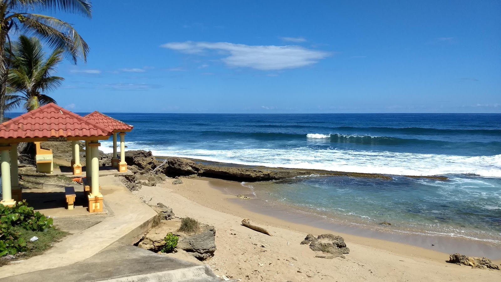 Foto di Mameyal beach con baia piccola