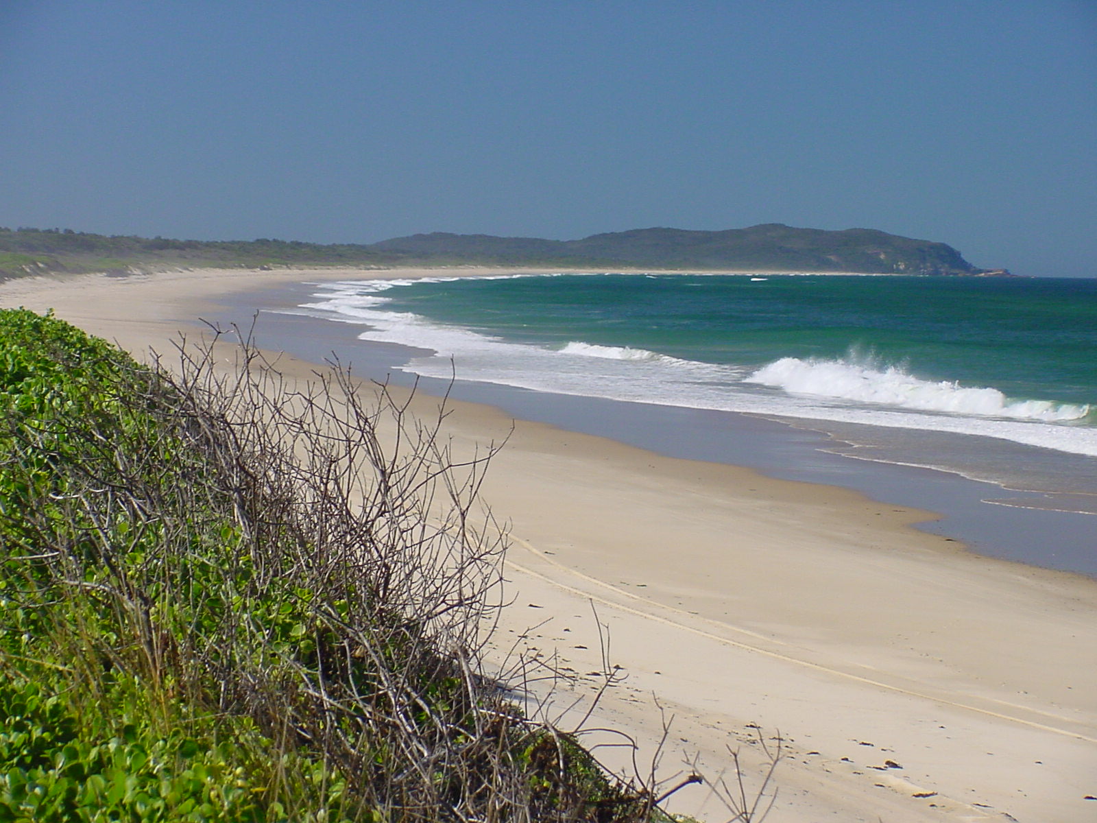 Foto van Crowdy Bay Beach met helder zand oppervlakte