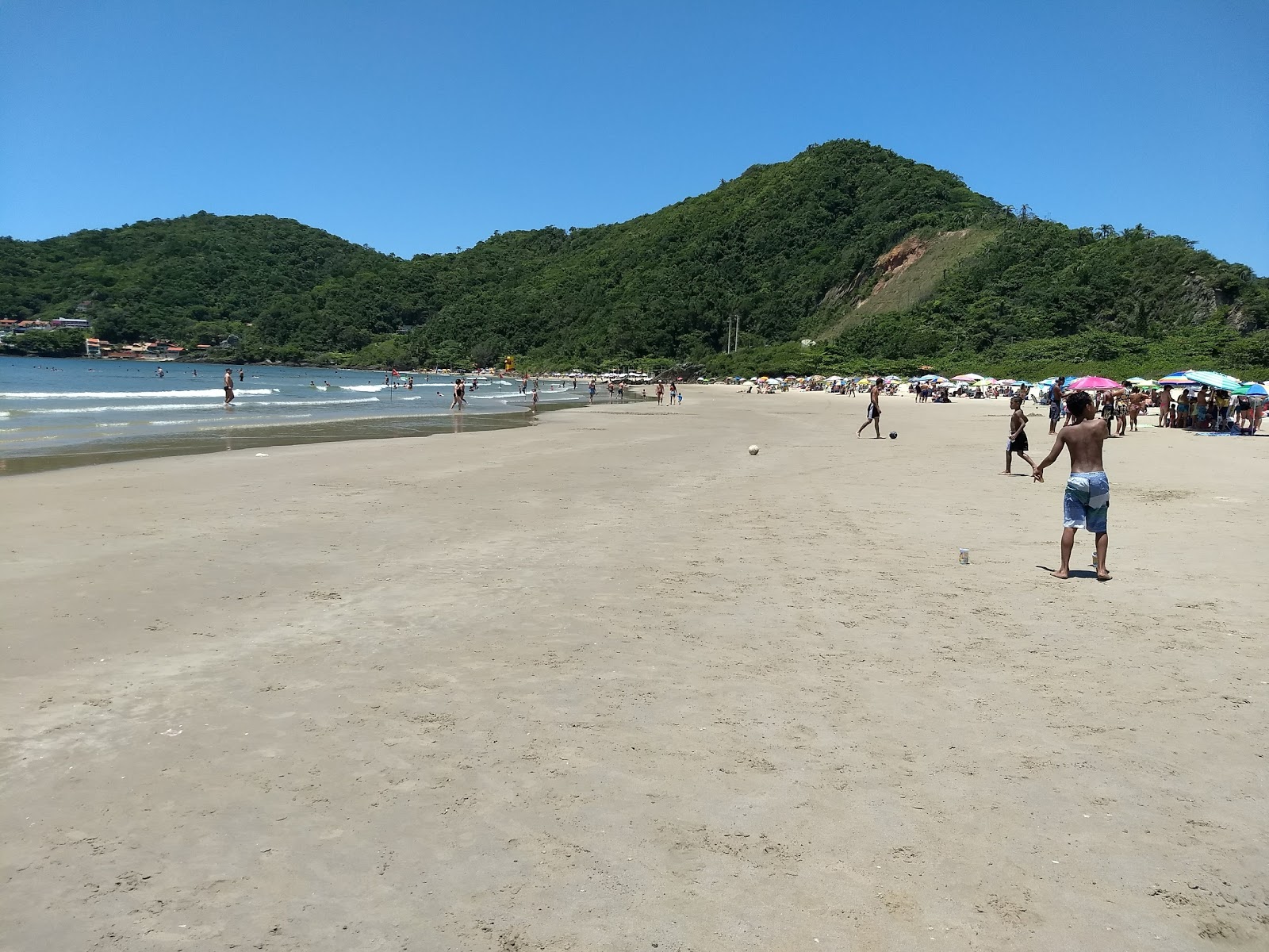 Foto di Atalaia Beach con una superficie del sabbia beige