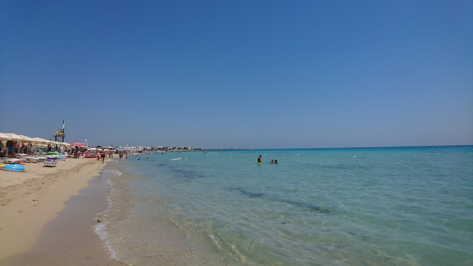 Foto de Punta Macolone beach - lugar popular entre os apreciadores de relaxamento