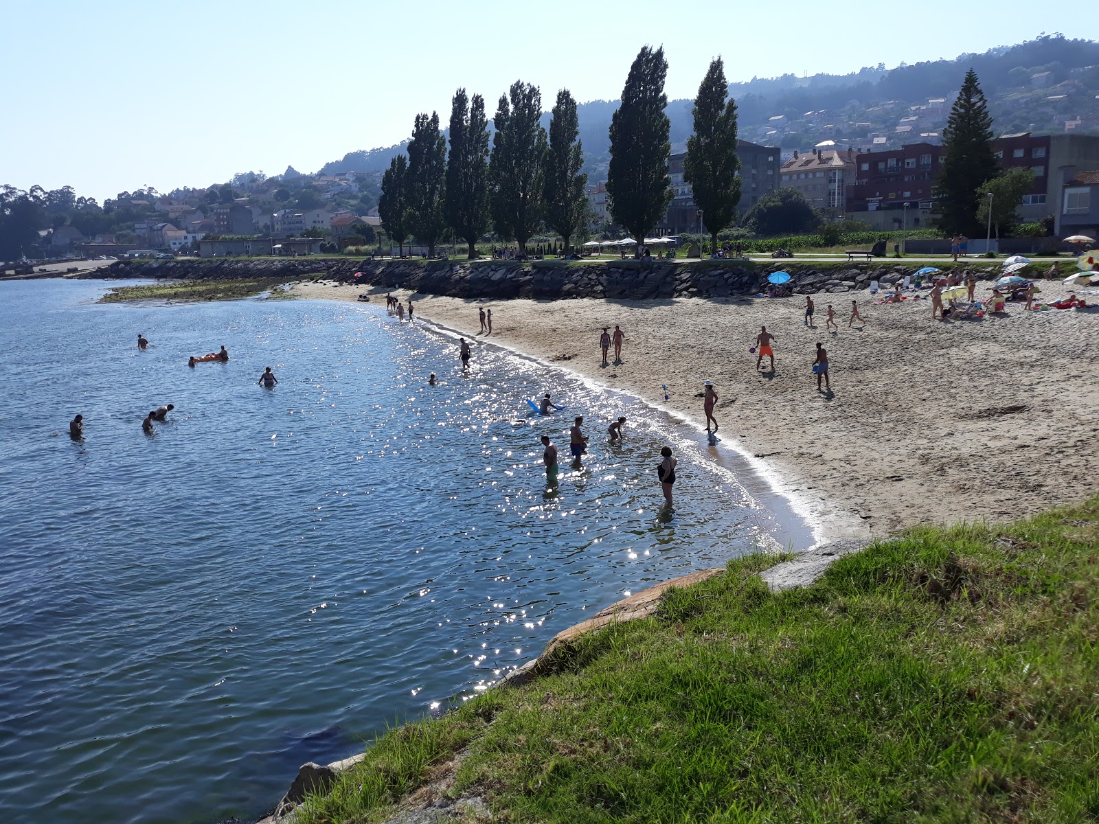 Zdjęcie Praia da Tella z powierzchnią biały piasek