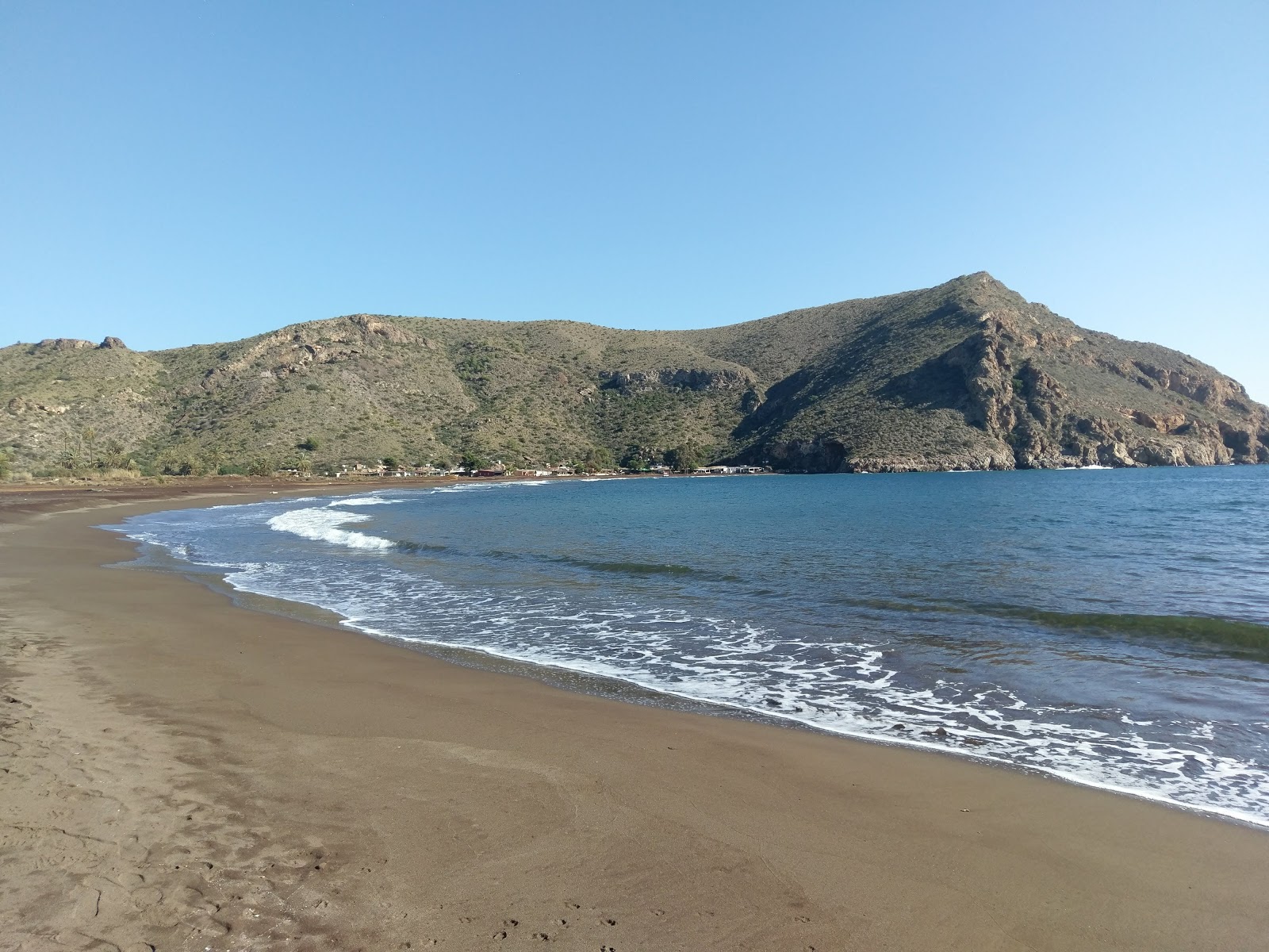 Zdjęcie Playa Gorguel z powierzchnią brązowy piasek