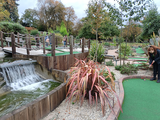 Golden Putter Mini Golf