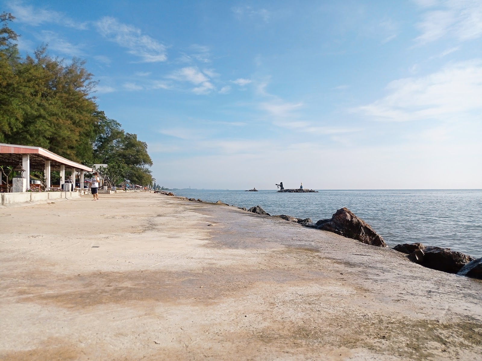 Photo of Hat Puek Tian Beach and the settlement