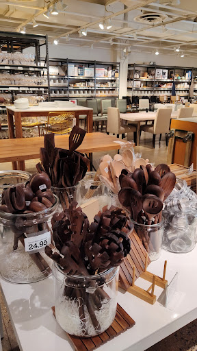 Furniture Store «Crate and Barrel Outlet», reviews and photos, 1700 Prince St, Alexandria, VA 22314, USA