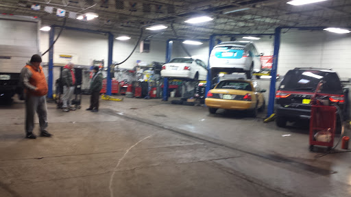 Auto Body Shop «Golf Mill Auto Center», reviews and photos, 1964 Mannheim Rd, Des Plaines, IL 60018, USA