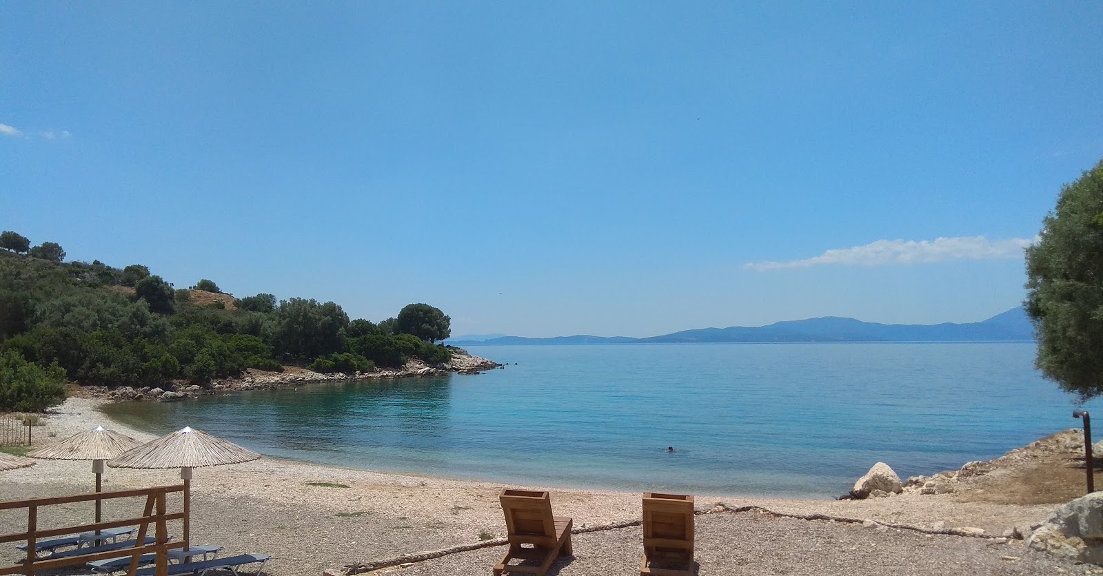Foto von Paliourias beach mit kleine, beiger kiesel Oberfläche