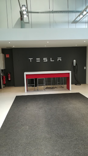 Tesla Center Berlin Schönefeld