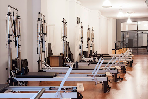 Dona 10 Centre de Pilates i Ioga Barcelona - Carrer de Alfons XII