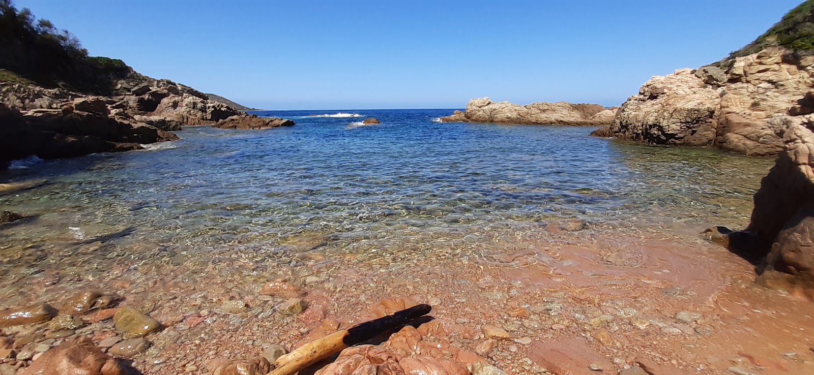 Foto di La Liccia beach con una superficie del acqua cristallina