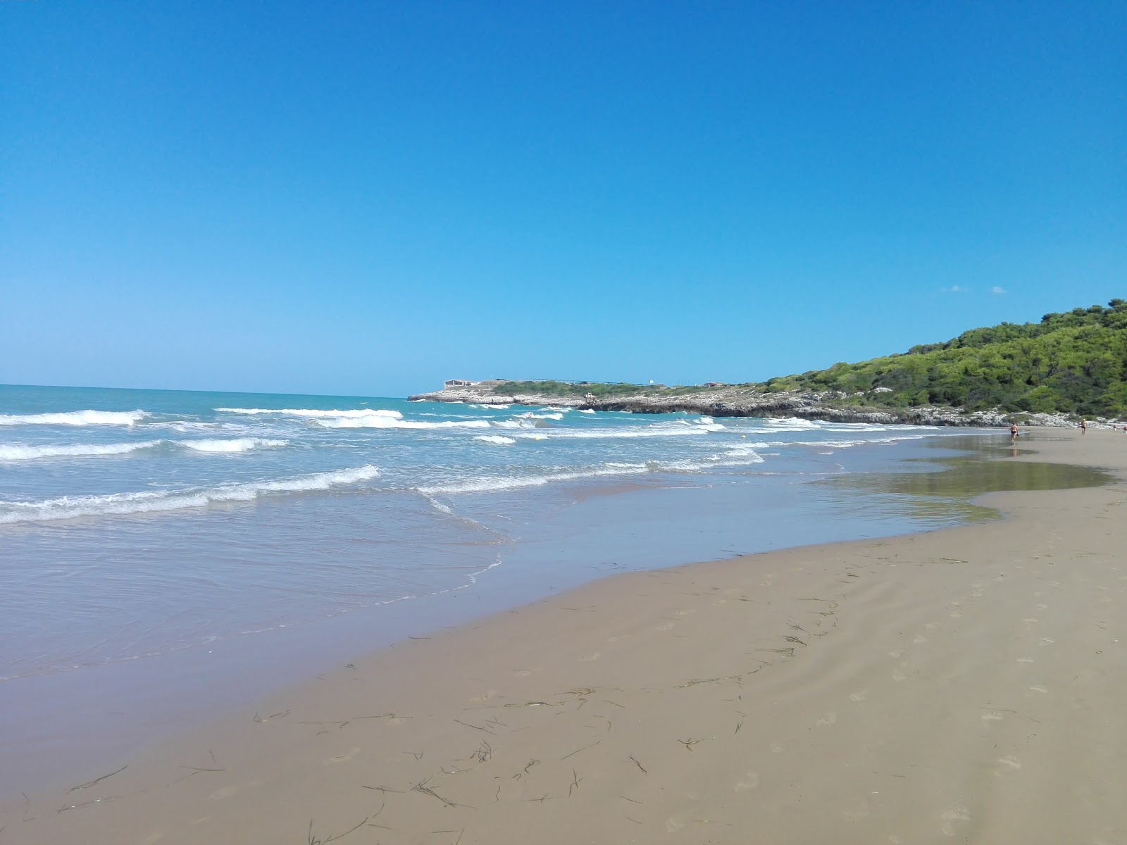 Foto di Spiaggia di Crovatico circondato da montagne
