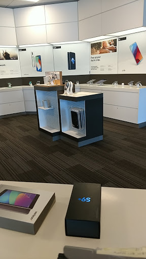 Cell Phone Store «Verizon», reviews and photos, 511 E Lincoln Hwy, New Lenox, IL 60451, USA